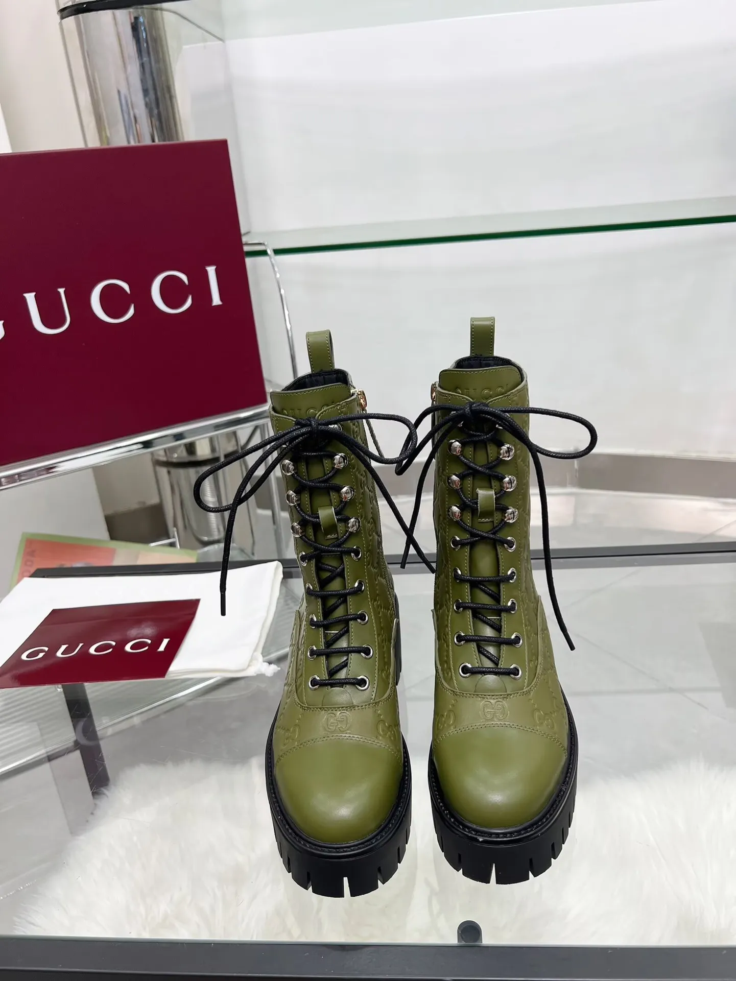 👟👟Ex-factory price 660👟👟 New version of Gucci GUCCI hot sale✅Ankle boots 🎉Very easy to match👍Specially showing retro British style, advanced 3D printing, front Gucci buckle decoration💎LOGO✅ Fabric: imported cowhide🐂 Inner/foot pads: cow lining Color: black green Size: 35-42 {2 heads need to be customized} Heel height: 5cm TPU outsole Packing: Comes with card and cloth bag.